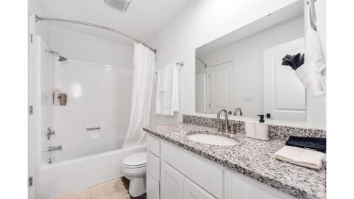 Koupelna v ubytování Cozy 2BD Near Walmart HQ with Long Stay Savings