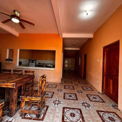 a living room with a table and a kitchen at habitación triple familiar in Santa Elena