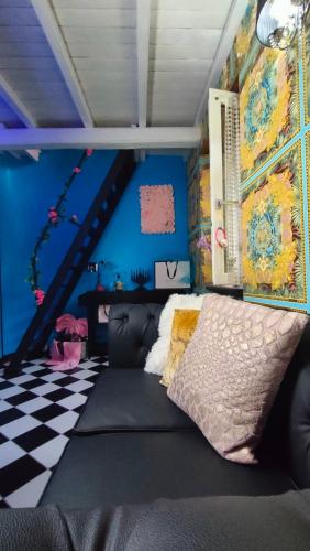 a living room with a couch and a blue wall at Secret Room Anagni in Anagni