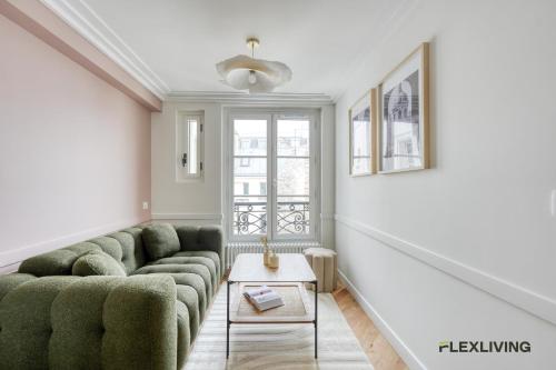 un salon avec un canapé et une table dans l'établissement Charming 2-bedroom with living room 47 m Paris 9e, à Paris