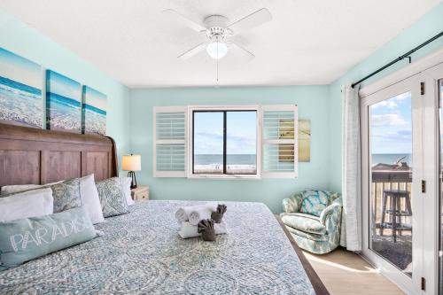 Postel nebo postele na pokoji v ubytování Direct Ocean Front 3BR/2BA Dog Friendly **OCEANFRONT**