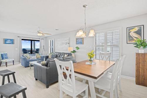 Posezení v ubytování Direct Ocean Front 3BR/2BA Dog Friendly **OCEANFRONT**