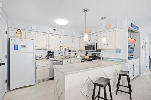 Kuchyň nebo kuchyňský kout v ubytování Direct Ocean Front 3BR/2BA Dog Friendly **OCEANFRONT**