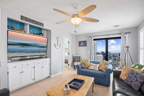 TV a/nebo společenská místnost v ubytování Direct Ocean Front 3BR/2BA Dog Friendly **OCEANFRONT**