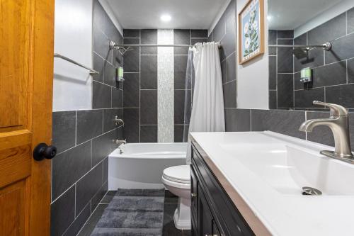 Ένα μπάνιο στο Beautiful Modern Lodge! Indoor Hot Tub - Game Room