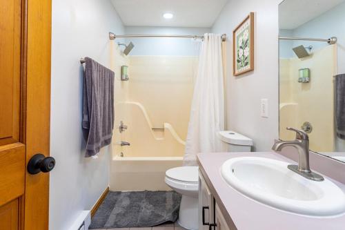 Ένα μπάνιο στο Beautiful Modern Lodge! Indoor Hot Tub - Game Room