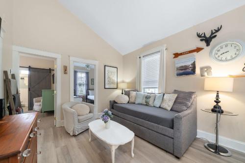 a living room with a couch and a chair at Le Wapiti - 75 Butternut in Cherry Valley