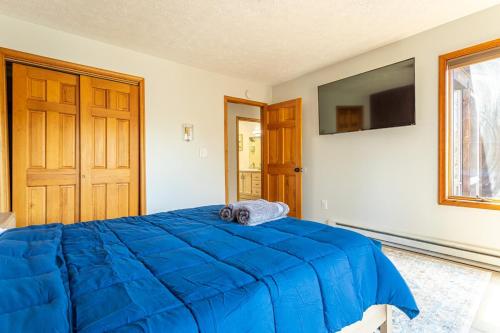 Ένα ή περισσότερα κρεβάτια σε δωμάτιο στο Beautiful Modern Lodge! Indoor Hot Tub - Game Room