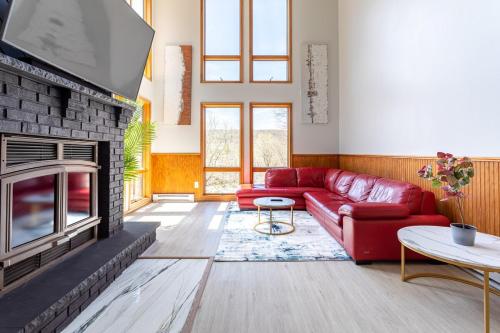 Χώρος καθιστικού στο Beautiful Modern Lodge! Indoor Hot Tub - Game Room