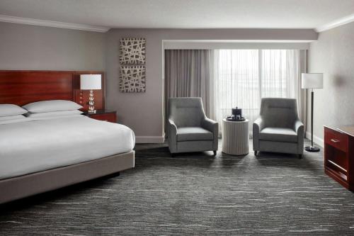Postel nebo postele na pokoji v ubytování Halifax Marriott Harbourfront Hotel