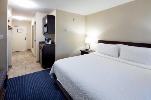 Ένα ή περισσότερα κρεβάτια σε δωμάτιο στο Holiday Inn Express Hotel & Suites Edson by IHG