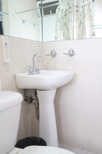 a bathroom with a sink and a toilet and a mirror at Super Suite con baño y cocina excelente ubicación in Mexico City