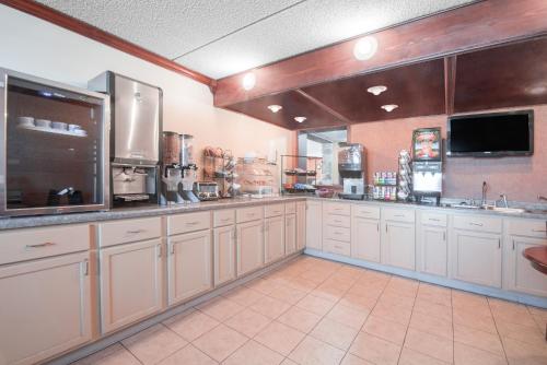Η κουζίνα ή μικρή κουζίνα στο Knights Inn and Suites - Grand Forks