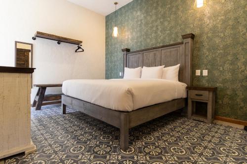 TonanzintlaにあるBendito Capricho Hotelの部屋にベッドがある寝室