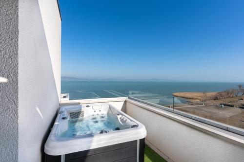 Sunset LakeView with Jacuzzi