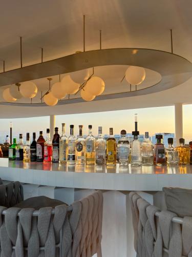 a bar with bottles of alcohol on a counter at Elegante departamento en Nuevo Vallarta in Bucerías