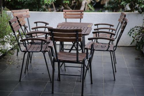 a group of chairs and a wooden table and chairs at Upes Garden Homestay Bien Ho in Bien Ho