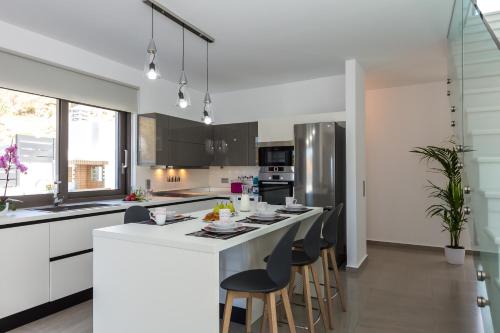 Η κουζίνα ή μικρή κουζίνα στο Eolia Iconic Villa, walking distance to the beach, By ThinkVilla