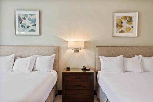 Una habitación de hotel con dos camas y una mesita de noche. en The Charter at Beaver Creek C235, en Beaver Creek