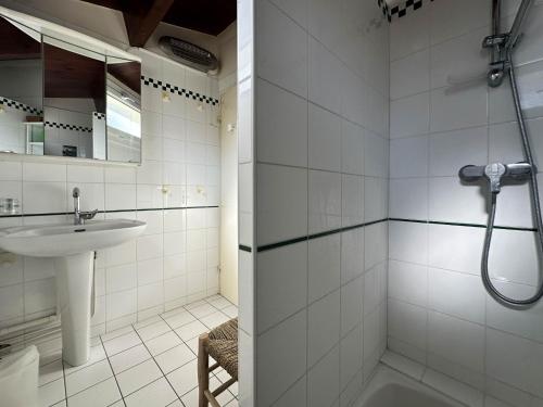 une salle de bain avec un lavabo et une douche dans l'établissement Villa 3 chambres à La Palmyre avec terrasse, parking et WiFi - FR-1-705-98, aux Mathes
