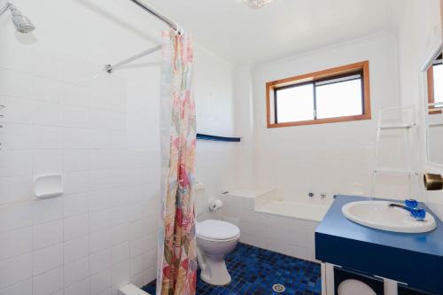 ジンダバインにあるAviemore - 2 14 Cobbodah Streetのトイレと洗面台を備えた白いバスルーム