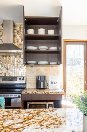 Dapur atau dapur kecil di Modern Rustic Lodge! Sauna, Game Room, Jacuzzi