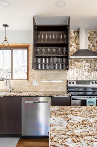 Dapur atau dapur kecil di Modern Rustic Lodge! Sauna, Game Room, Jacuzzi