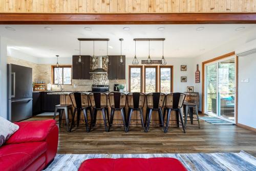 Dapur atau dapur kecil di Modern Rustic Lodge! Sauna, Game Room, Jacuzzi