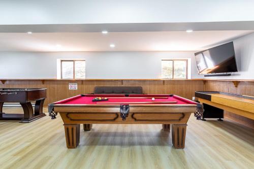 Meja biliard di Modern Rustic Lodge! Sauna, Game Room, Jacuzzi
