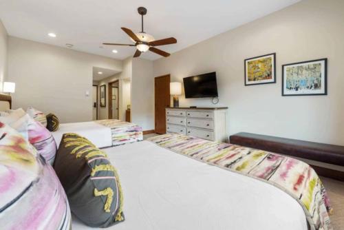 Un dormitorio con dos camas y un televisor de pantalla plana. en The Charter at Beaver Creek D285, en Beaver Creek