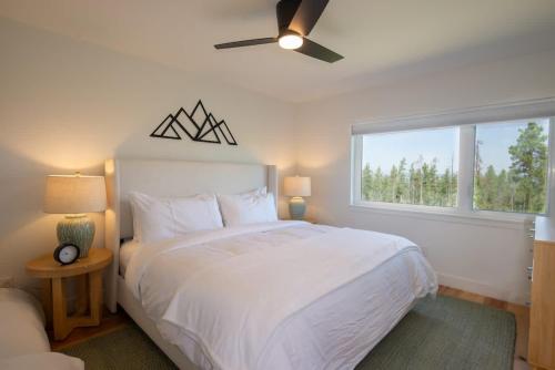 a bedroom with a large white bed and a window at Skyview in Fraser
