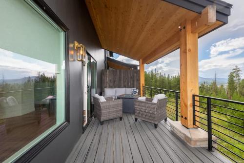 a balcony with a table and chairs on a deck at Skyview in Fraser