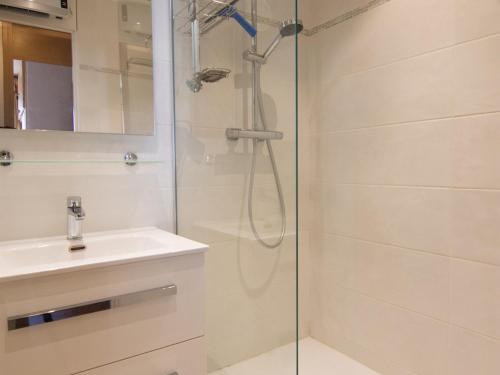 une douche avec une porte vitrée à côté d'un lavabo dans l'établissement Confortable appartement 4 pièces, 8 personnes, parking, terrasse exposée sud - FR-1-263-452, à Valloire