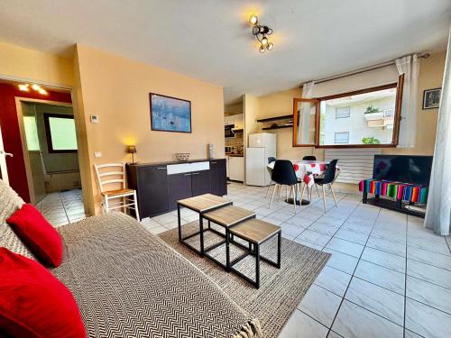 Photo de la galerie de l'établissement Agréable 2 pièces avec terrasse, parking, proche lac et commerces à Annecy - FR-1-432-6, à Annecy