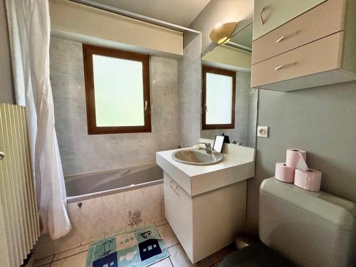 Photo de la galerie de l'établissement Agréable 2 pièces avec terrasse, parking, proche lac et commerces à Annecy - FR-1-432-6, à Annecy