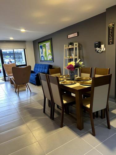 a dining room with a table and chairs at Hermosa Casa Familiar Quindío - Descanso - Jacuzzi in La Tebaida