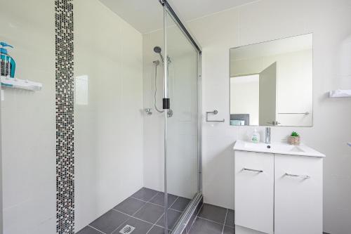 Koupelna v ubytování Castle HIll Sweet Modern 3BR Apt with 2 Parking
