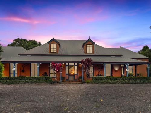 una casa grande con tejado abuhardillado en Montville Boutique BnB, en Montville