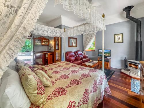 un dormitorio con una cama con dosel en Montville Boutique BnB, en Montville