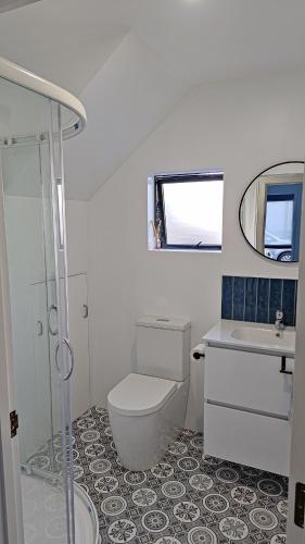 Un baño con inodoro, lavabo y ducha. en City Stay, en Christchurch