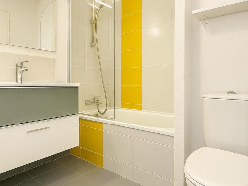 une salle de bain avec toilettes et douche dans l'établissement Appartement F2 avec terrasse, jardin, parking et accès piscine à 500m du village d'Argelès-sur-Mer - FR-1-732-63, à Argelès-sur-Mer