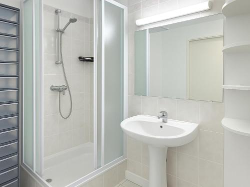 une salle de bain blanche avec un lavabo et une douche dans l'établissement Studio moderne avec piscine, proche plage et commodités, Saint-Cyprien - FR-1-732-71, à Saint-Cyprien