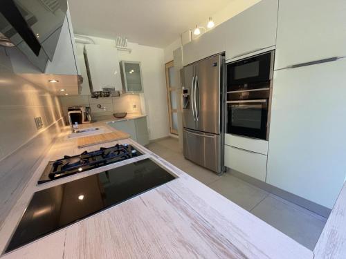 Il comprend une cuisine équipée d'un réfrigérateur en acier inoxydable et d'une cuisinière. dans l'établissement Grande maison avec jardin près de Tours - FR-1-381-620, à Chambray-lès-Tours