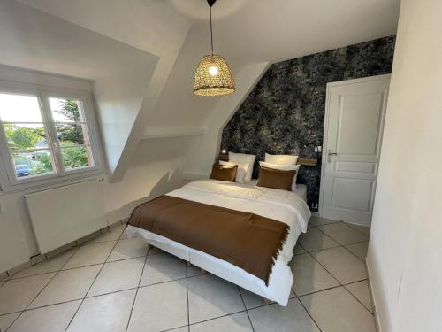 ein Schlafzimmer mit einem großen Bett im Dachgeschoss in der Unterkunft Grande maison avec jardin près de Tours - FR-1-381-620 in Chambray-lès-Tours