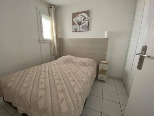 une chambre avec un lit et une fenêtre dans l'établissement Deux-Pièces 4 pers. Face Mer, Canet-Plage - FR-1-750-98, à Canet