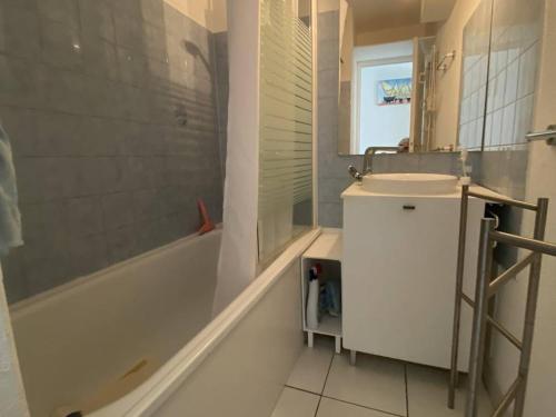 une salle de bain avec un lavabo, une douche et une baignoire dans l'établissement Deux-Pièces 4 pers. Face Mer, Canet-Plage - FR-1-750-98, à Canet