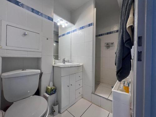 une salle de bain avec toilettes, lavabo et douche dans l'établissement Appartement T3 à Argelès-sur-Mer avec Terrasse et Parking - FR-1-309-509, à Argelès-sur-Mer