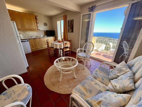 un salon avec un canapé et une vue sur l'océan dans l'établissement Appartement 2 Pièces - Vue Mer - Piscine - Cavalaire - FR-1-226B-237, à Cavalaire-sur-Mer