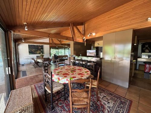 une cuisine et une salle à manger avec une table et des chaises dans l'établissement Maison Landaise d'Architecte - 8 Pers - Biscarrosse Bourg - FR-1-319-609, à Biscarrosse