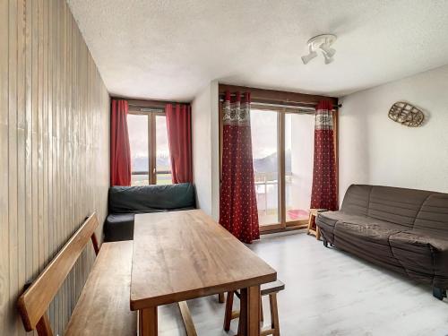 un salon avec un canapé et une table dans l'établissement Charmant appartement à La Toussuire, 5 pers, près des pistes - FR-1-416-235, à La Toussuire